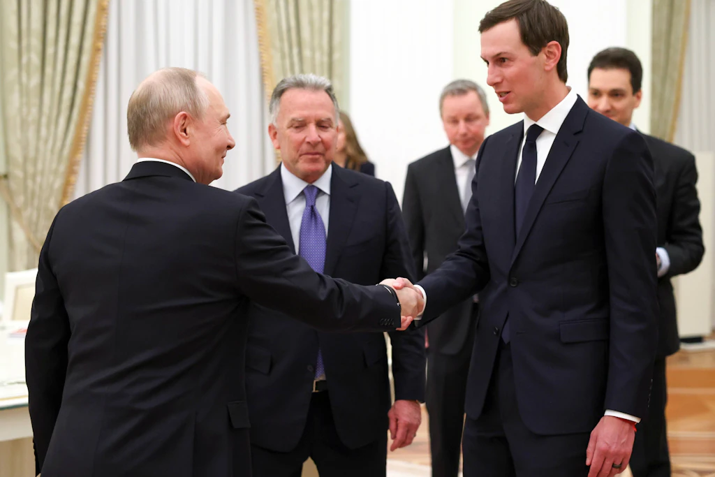 Wladimir Putin (l.) begrüßt Jared Kushner zusammen mit Steve Witkoff bei einem Treffen im Kreml im Januar 2026.