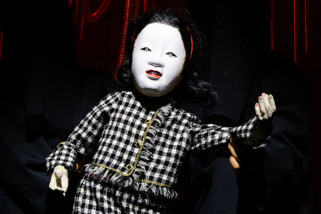 Die Bunraku-Prinzessin Monoprix macht gute Geschäfte. Szene aus „Mononoke“ in der Volksbühne