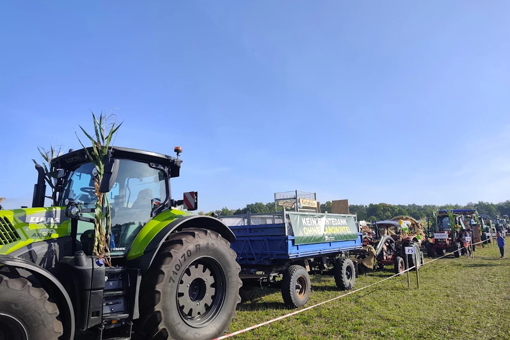 Zwischen all den Festwagen stach der des warnenden Bauernverbandes hervor.