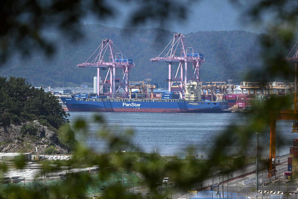 Boom der Arktis-Route: Ein südkoreanisches Containerschiff, bevor es über die Nordostpassage nach England aufbricht.