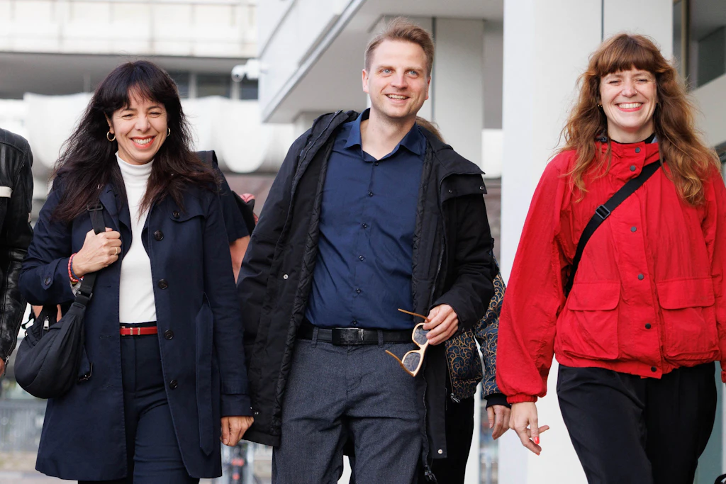 Nach der Berliner Abgeordnetenhauswahl: Elif Eralp, Maximilian Schirmer und Kerstin Wolter (Die Linke) kommen zu Gesprächen mit SPD und Grünen.