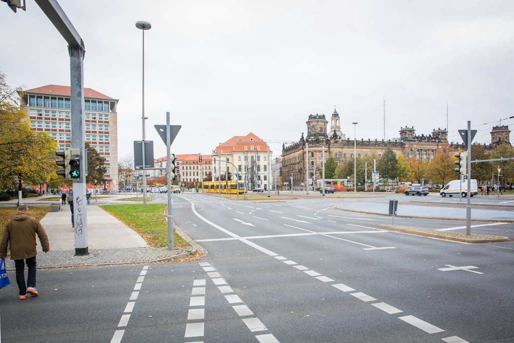 Gleisausbau: Die DVB erneuert bis 24. Oktober Schienen und Befestigungen zwischen Pirnaischem Platz und Straßburger Platz.