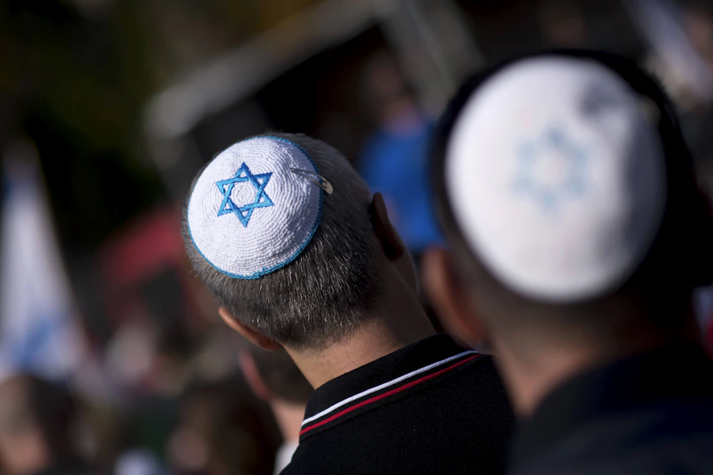Kippa bedeutet in der Übersetzung aus dem Hebräischen nichts anderes als Kopfbedeckung, im Jiddischen auch Jarmulke genannt.