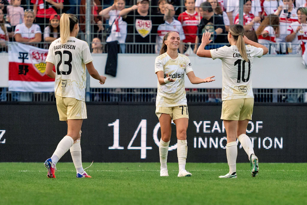 Vorlagengeberin Eileen Campbell (r.) bejubelt mit Torschützin Jill Janssens das zwischenzeitliche 3:0 des 1. FC Union Berlin beim VfB Stuttgart.