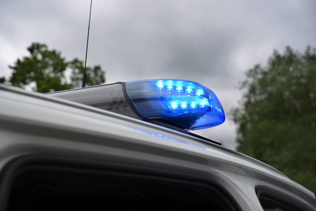 Polizeieinsatz: Nach dem Unfall auf der B169 ermittelt die Polizei zur Ursache des Abkommens von der Fahrbahn (Symbolbild).