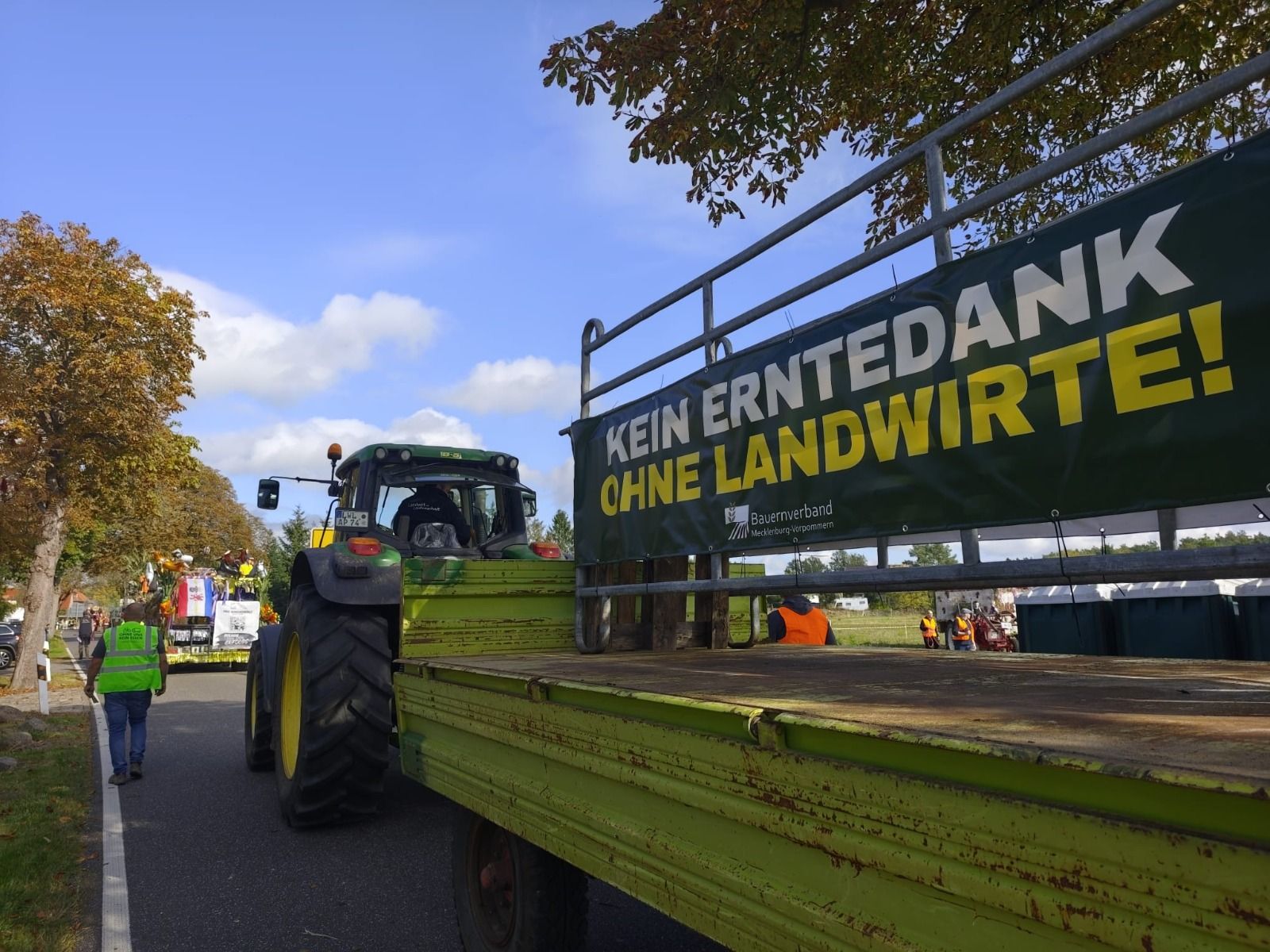 Leerer Wagen im Festumzug als Warnsignal: Bauernverbandsprotest zu Landeserntedankfest