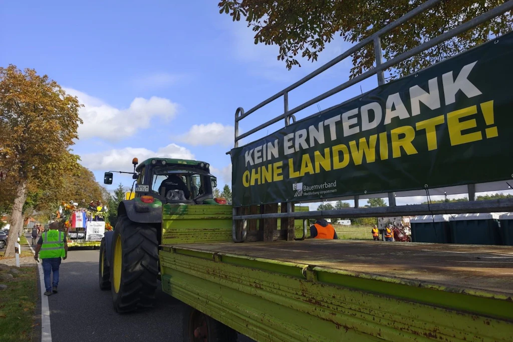 Mit einem leeren Wagen beteiligt sich der MV-Bauernverband am Festumzug zum zentralen Landeserntedankfest in Grabow.