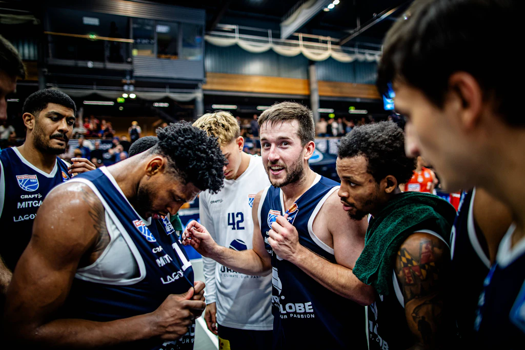MBC-Sieg gegen Ulm: Spencer Reaves spricht nach seinem Comeback in der Stadthalle Weißenfels zu den Mitspielern.