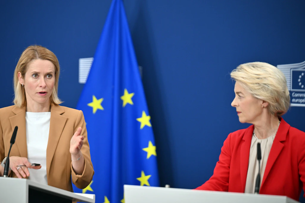Kaja Kallas und Ursula von der Leyen bei einer Pressekonferenz zu Russland-Sanktionen in Brüssel. Wer in der EU außenpolitisch den Ton angibt, ist Gegenstand eines Machtkampfs.