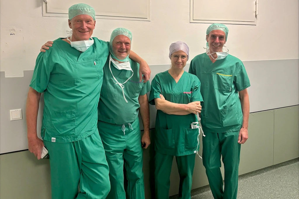 Das ärztliche OP-Team der Zentralklinik Bad Berka: Nikolas Doll, Chefarzt der Klinik für Herzchirurgie, Oberarzt Marco Mierzwa, Sabine Bleiziffer, Chefärztin der Klinik für Herzchirurgie, und Christoph Geller, Chefarzt der Abteilung für Rhythmologie und invasive Elektrophysiologie am Herzzentrum