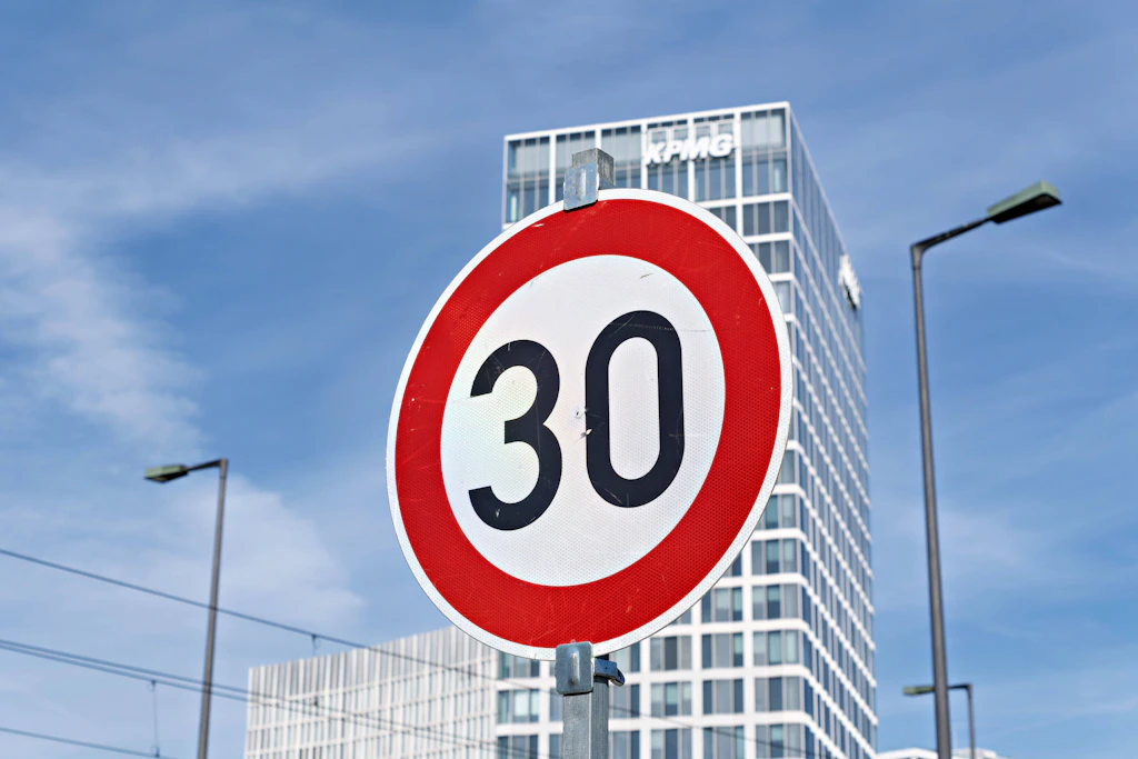 Tempo 30: Die Stadt Gera richtet die Begrenzung in Niebra dauerhaft ein, um Schülerinnen und Schüler besser zu schützen (Symbolbild)..