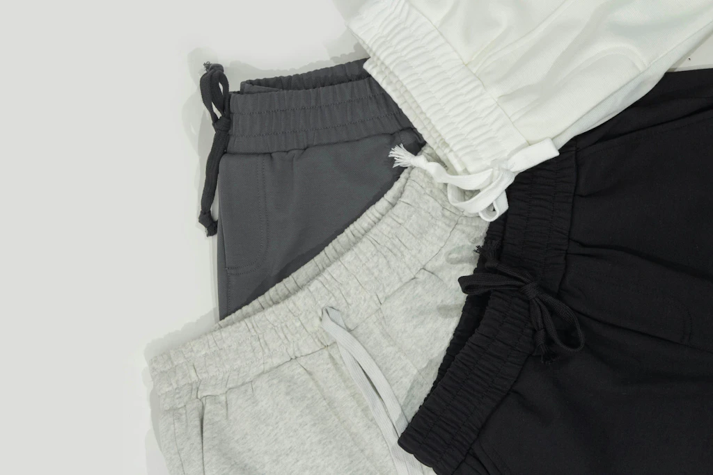 Ob weiß, grau oder schwarz: Die Jogginghose ist für mich das Zeichen, dass der Tag draußen vorbei ist.