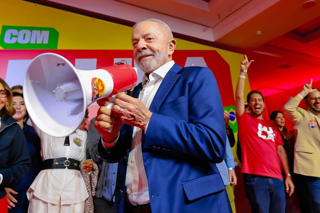 Brasiliens Präsident Lula spricht nach dem ersten Wahlgang am 4. Oktober in São Paulo. In der Stichwahl trifft er auf Flávio Bolsonaro.