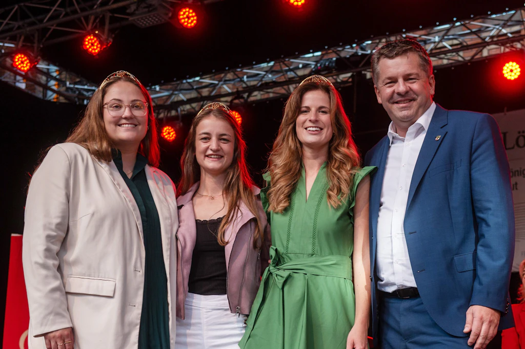 Ministerpräsident Sven Schulze (r.) und die Deutsche Weinkönigin Paula Löber (z.v.r) beim Empfang in Freyburg.