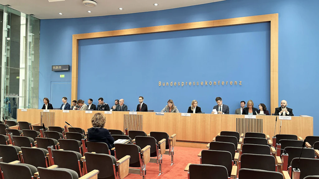 Für jedes Ressort ein Sprecher, für zahlreiche Frage niemand zuständig: die Regierungspressekonferenz in der Bundespressekonferenz am 5. Oktober 2026.