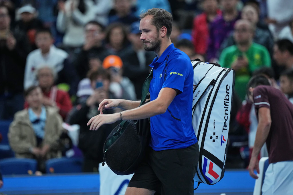 Daniil Medvedev verlässt den Platz, nachdem er disqualifiziert wurde. 