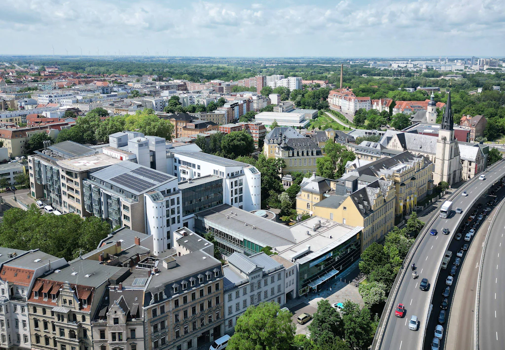 Fotoausstellung im Klinikum: Steffi Patzer zeigt im Foyer am Standort St. Elisabeth ihre Porträts von Kindern mit Lieblingsgefährten.