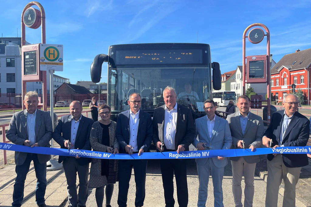 Großer Bahnhof bei der Eröffnung der Linie mv83, mit Wirtschaftsminister Blank und Landrat Müller (3. u. 4. v. l.)