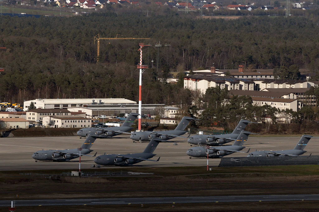 Militärflugzeuge starten von der US-Luftwaffenbasis Ramstein. Der Stützpunkt steht für jene amerikanische Militärpräsenz, die das US-Bild der alten Bundesrepublik prägte.