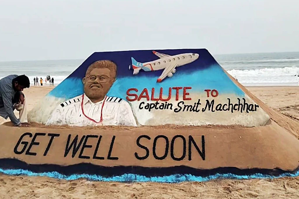 Eine Sandskulptur im indischen Puri ehrt Kapitän Smit Machchhar. Der Pilot hatte trotz seiner Verletzungen dazu beigetragen, dass FZ1073 sicher landen konnte.