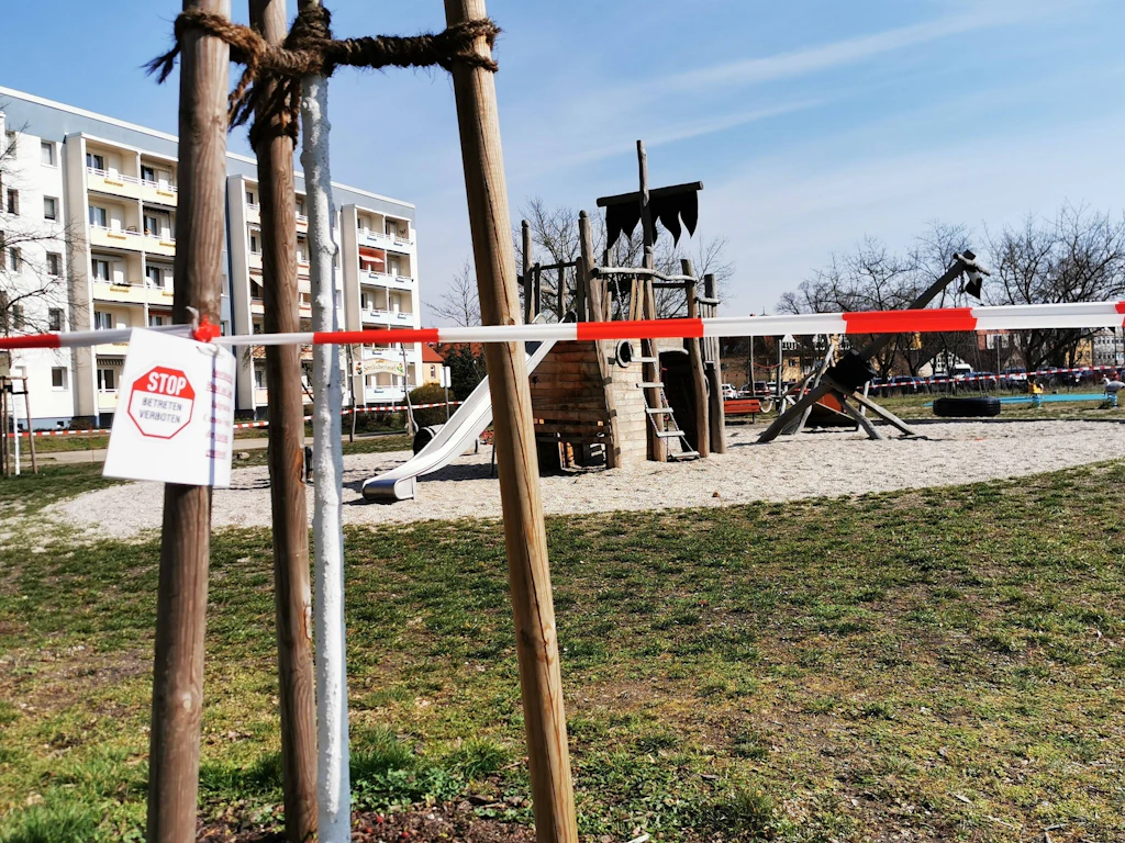 Spielplatzsperrung: In Chemnitz lässt die Stadt die Fundamente der Geräte reparieren (Symbolbild)..