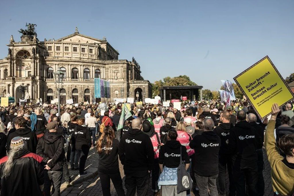 Protest vor der Semperoper: Rund 1000 Beschäftigte aus Sachsens Theater- und Kulturlandschaft demonstrierten gegen die geplanten Kürzungen.