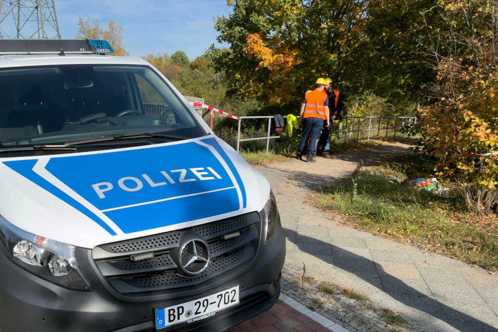 Ein Einsatzfahrzeug der Polizei steht im Berliner Stadtteil Marzahn. Nach einem Feuer unter einer Kabelbrücke laufen Ermittlungen wegen schwerer Brandstiftung.
