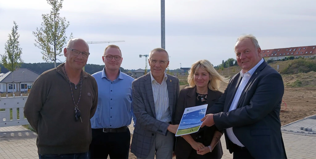 Stadtpräsident Toralf Schnur, Max Schmidt (Landkreis Mecklenburgische Seenplatte), Bürgermeister Norbert Möller, Landtagsabgeordnete Nadine Julitz und Landrat Thomas Müller (v.l.) bei der Übergabe des Fördermittelbescheids in Waren (Müritz).