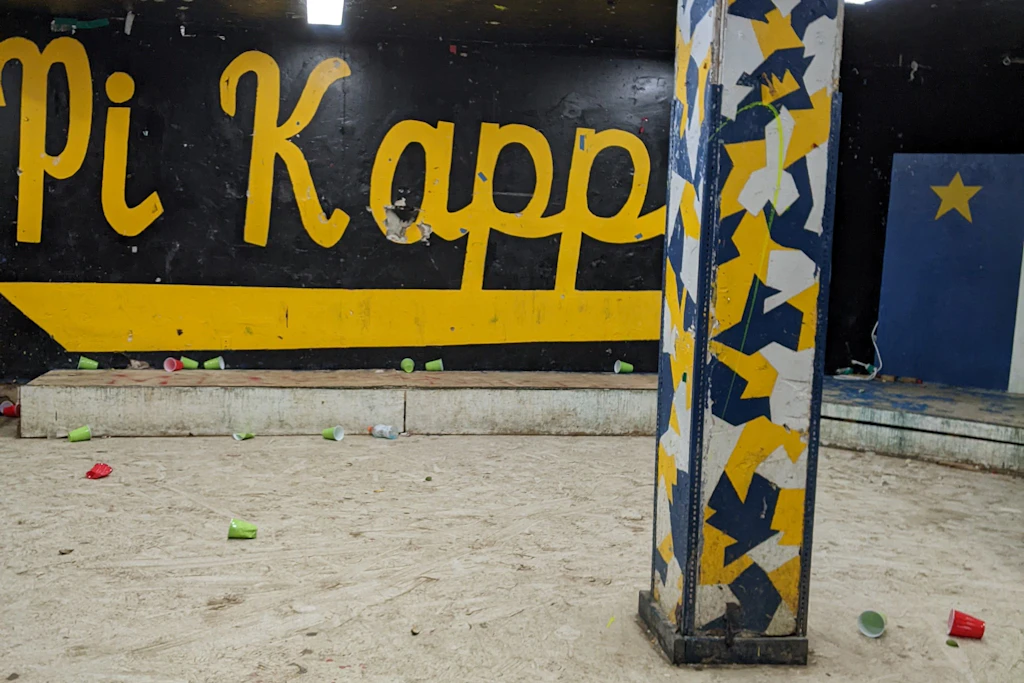 April 2023: Durch diesen Raum ging es zur Frat-Party im Garten.