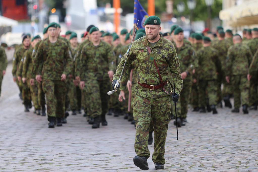 Angehörige der estnischen Militärakademie bei einer Parade zum Beginn des Studienjahres am 1. September in Tartu. 
