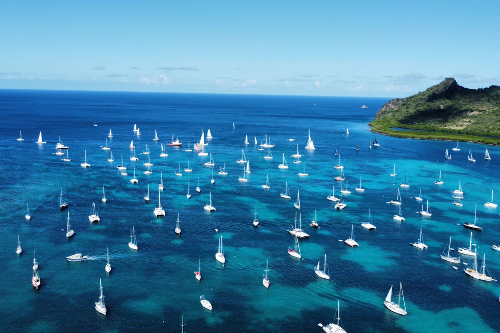 Ankerplatz in der Tyrell Bay auf Carriacou: Die Boote im Wasser können jederzeit los, für die an Land gilt das seit April nicht