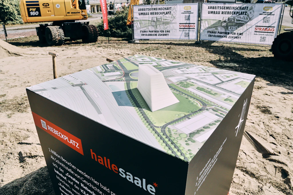 Ein Modell des geplanten Zukunftszentrums in Halle an der Saale. Für das Zentrum sind schon heute 16 Vollzeitstellen finanziert und die Kosten auf 277 Millionen Euro geklettert.