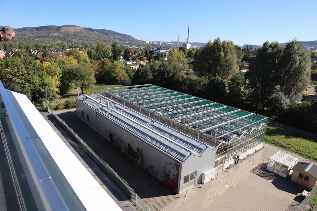Die herrliche Dachterrasse des Microverse Centers in Jena bietet einen schönen Blick über die Stadt und soll die Forscher zu interdisziplinärem Austausch anregen.