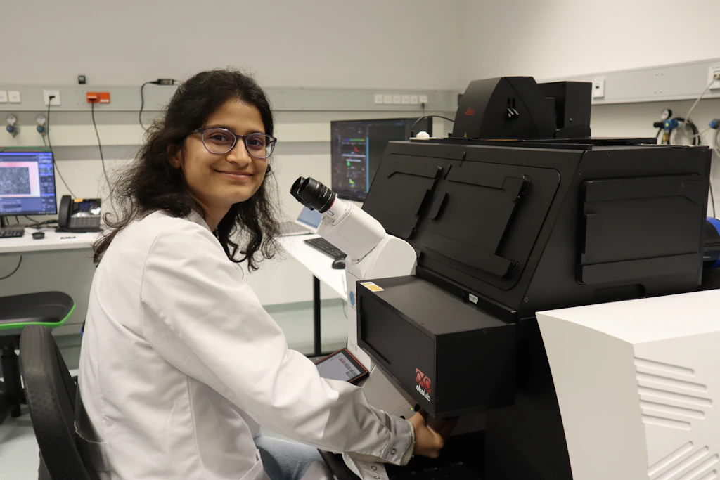 Rutuja Karmalkar ist eine der Forschenden im neuen Laborzentrum. Sie und ihre Kollegen haben nun neue Möglichkeiten, ihre Forschung international klug zu vernetzen.