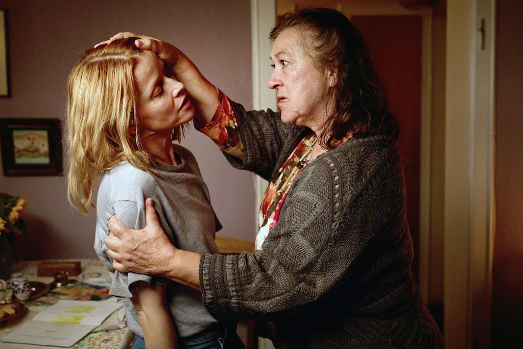 Was ist passiert, als Elodie (Karoline Schuch, l.) als Baby bei Frau Wontroba (Eva Mattes) war?