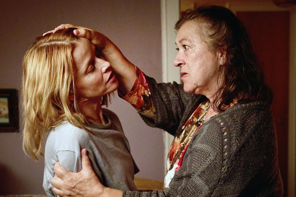 Was ist passiert, als Elodie (Karoline Schuch, l.) als Baby bei Frau Wontroba (Eva Mattes) war?