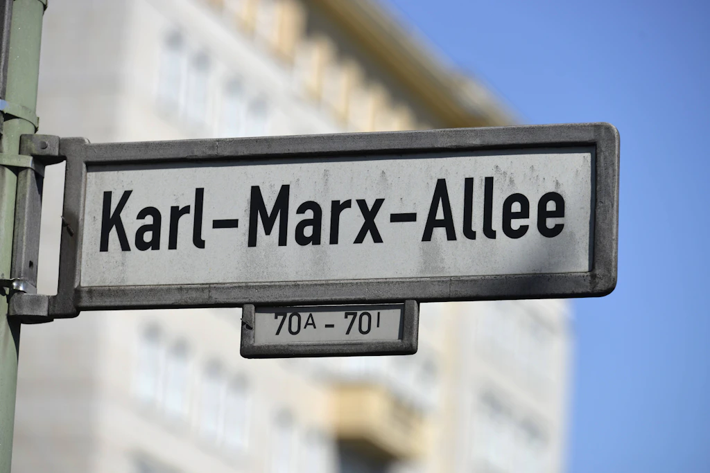 Ehemals „Große Frankfurter Straße“, dann „Stalinallee“, schließlich „Karl-Marx-Allee“ ...