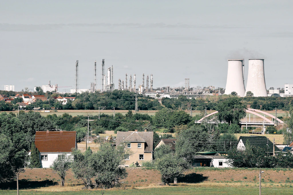 Blick über Bad Dürrenberg hinweg zum Chemiepark Leuna: die deutsche Chemieindustrie in der Krise
