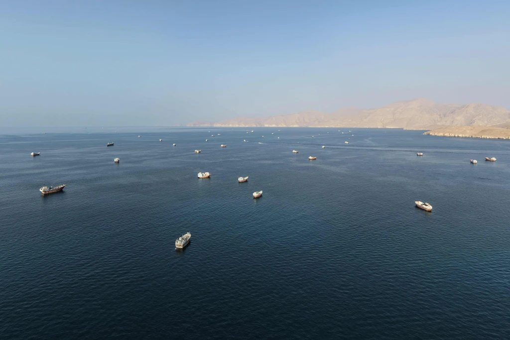 Schiffe ankern vor Khasab im Oman nahe der Straße von Hormus.