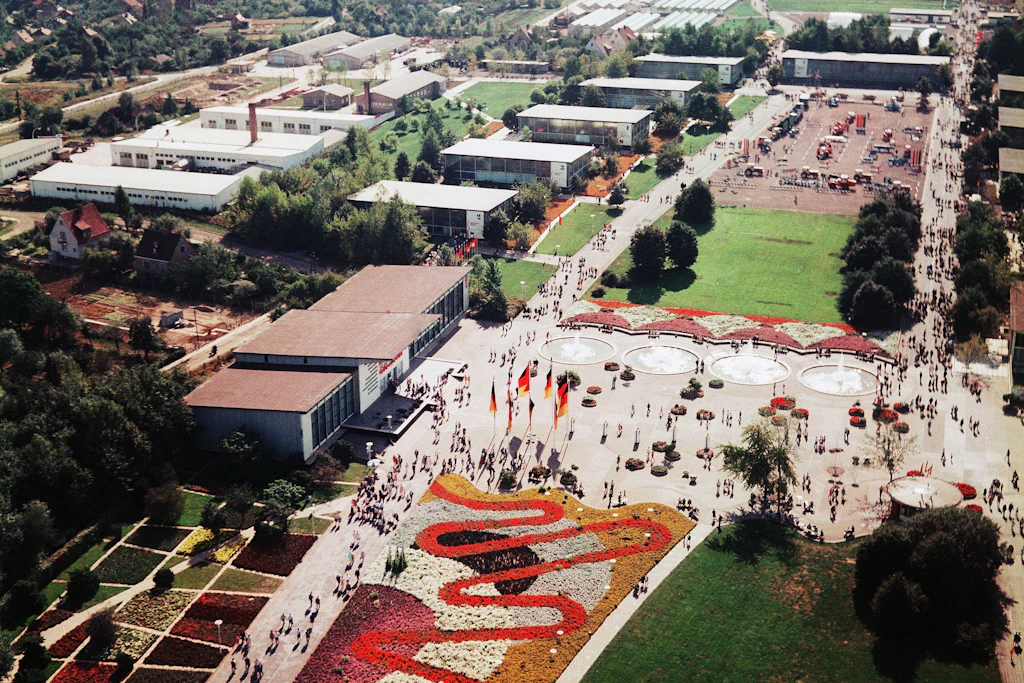 Bunter Eindruck aus der Luft: die Internationale Gartenbauausstellung (IGA) der DDR in Erfurt im Jahr 1971
