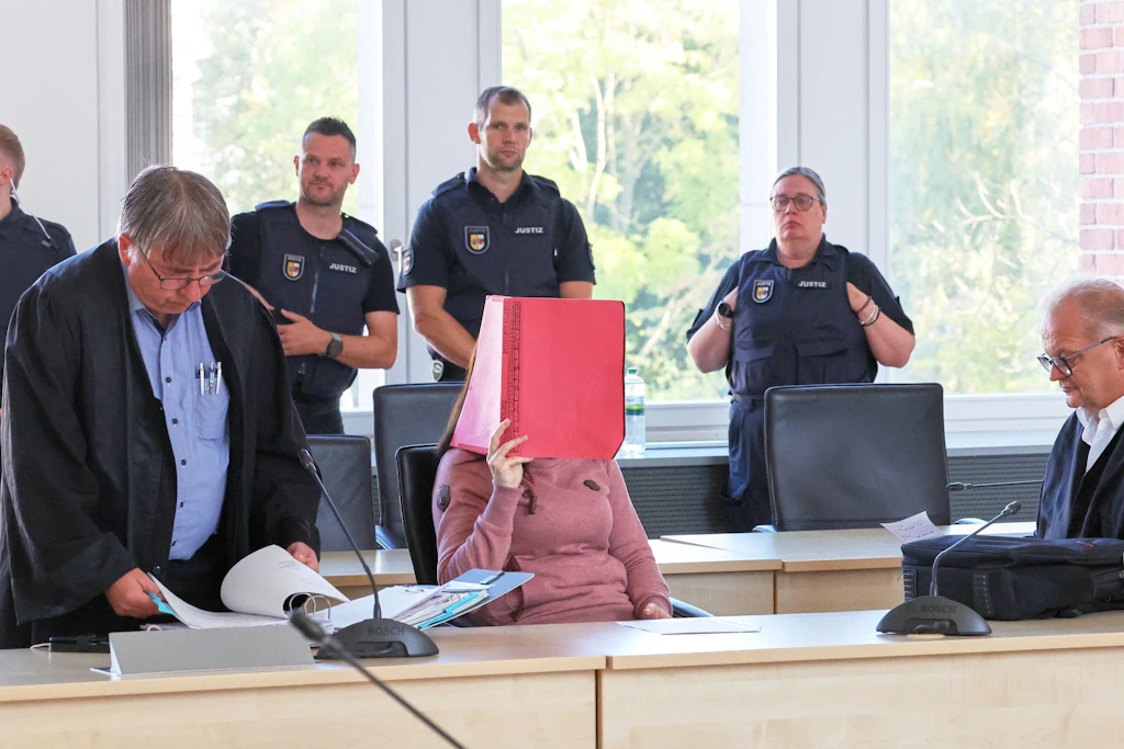 Die Angeklagte Gina H. mit ihren Verteidigern Andreas Ohm (l.) und Thomas Löcker im Landgericht Rostock am 5.10.2026.