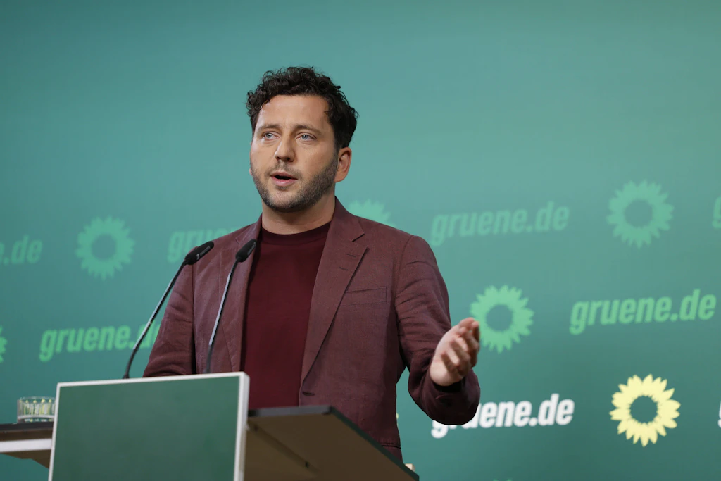 Felix Banaszak, Bundesvorsitzender von Bündnis 90/Die Grünen, sieht in der Wahl eines AfD-Politikers als Landtagspräsident in Sachsen-Anhalt einen Einschnitt.