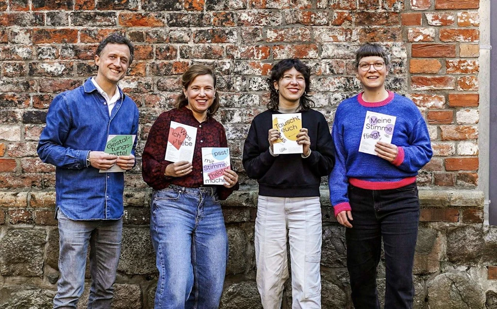 Matthias Dreyer, Marit Fiedler, Isabelle Zinsmaier und Caroline Intrup haben das ausgezeichnete Kartenset an der Hochschule für Musik und Theater Rostock entwickelt.