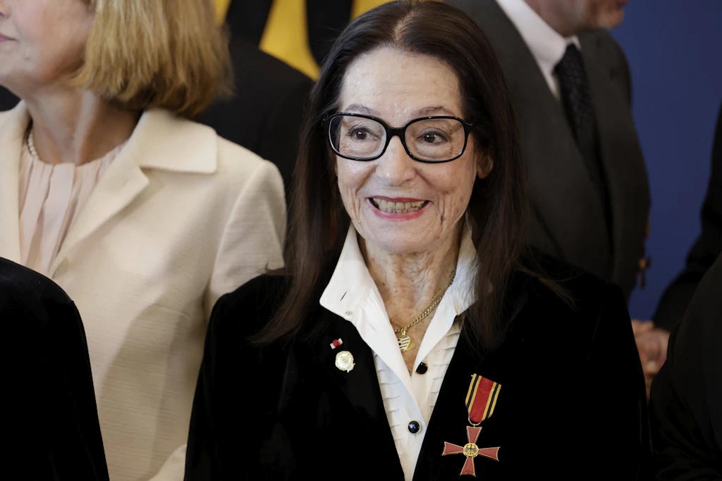 Strahlend im Schloss Bellevue: Nana Mouskouri (91) mit dem Verdienstorden der Bundesrepublik Deutschland, den ihr Bundespräsident Frank-Walter Steinmeier am Montag verliehen hat.