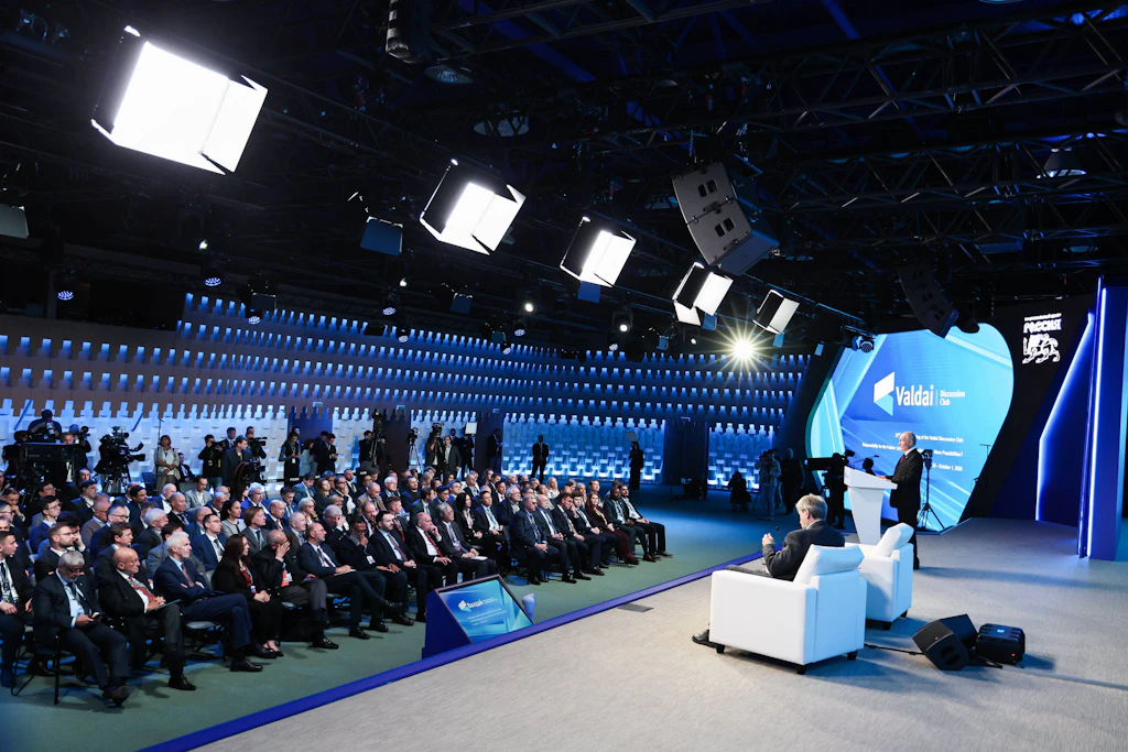 Wladimir Putin (ganz rechts) spricht vor den Teilnehmern des Waldai-Forums in Moskau.