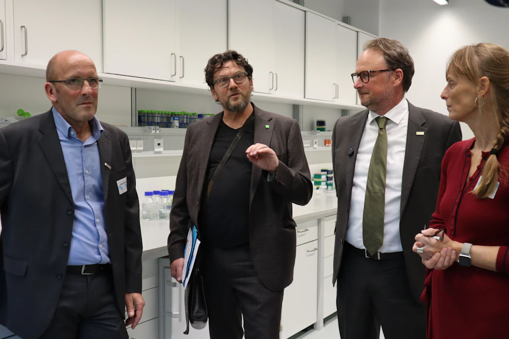 Umfassende Informationen zum nun eröffneten Neubau des Microverse Centers gab es von Clustersprecherin Kirsten Küsel, Uni-Präsident Andreas Marx, Architekt Michael Rommel und Vize-Laborchef Georg Pohnert (v.r.n.l.).