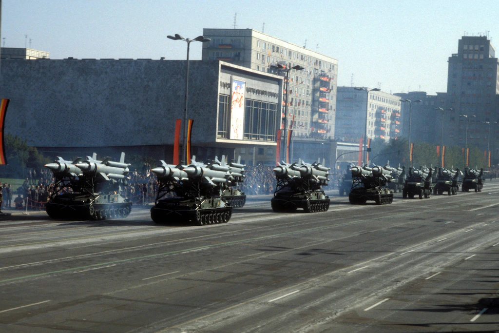 NVA-Militärparade zum 30. Jahrestag der DDR vor dem Kino International 
