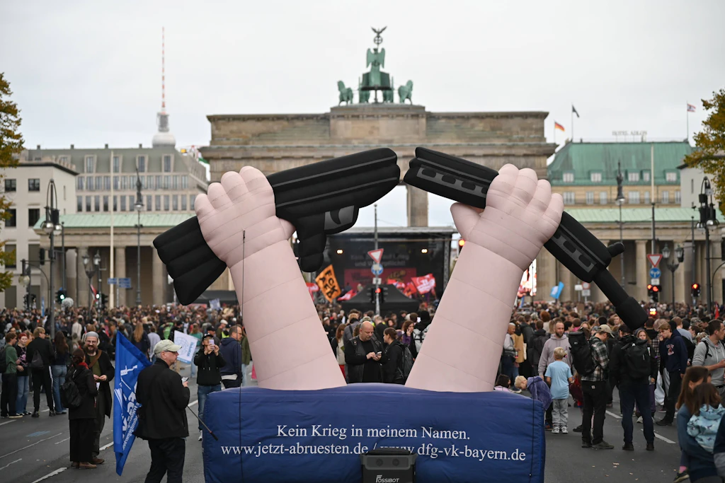Anti-Kriegs-Skulptur bei Kundgebung „Unzwingbar – Kein Bock auf Krieg und Wehrpflicht“ am 2. Oktober am Brandenburger Tor, Berlin.