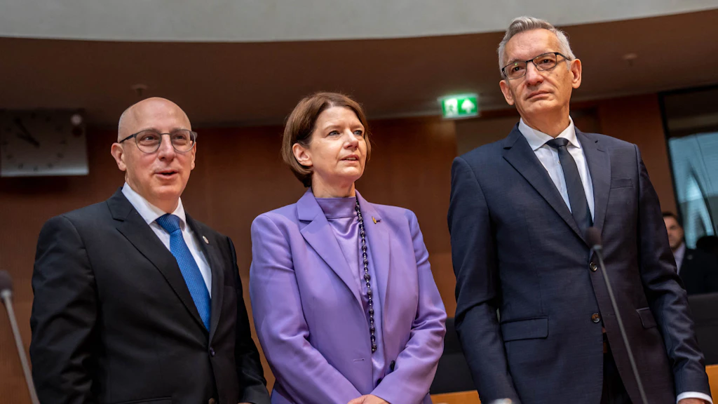 V.r.n.l.: Martin Jäger, Präsident des Bundesnachrichtendienstes BND, Martina Rosenberg, Präsidentin des Millitärischen Abschirmdienstes MAD, und Sinan Selen, Präsident des Bundesamtes für Verfassungsschutz BfV, bei der öffentlichen Anhörung des Parlamentarischen Kontrollgremiums