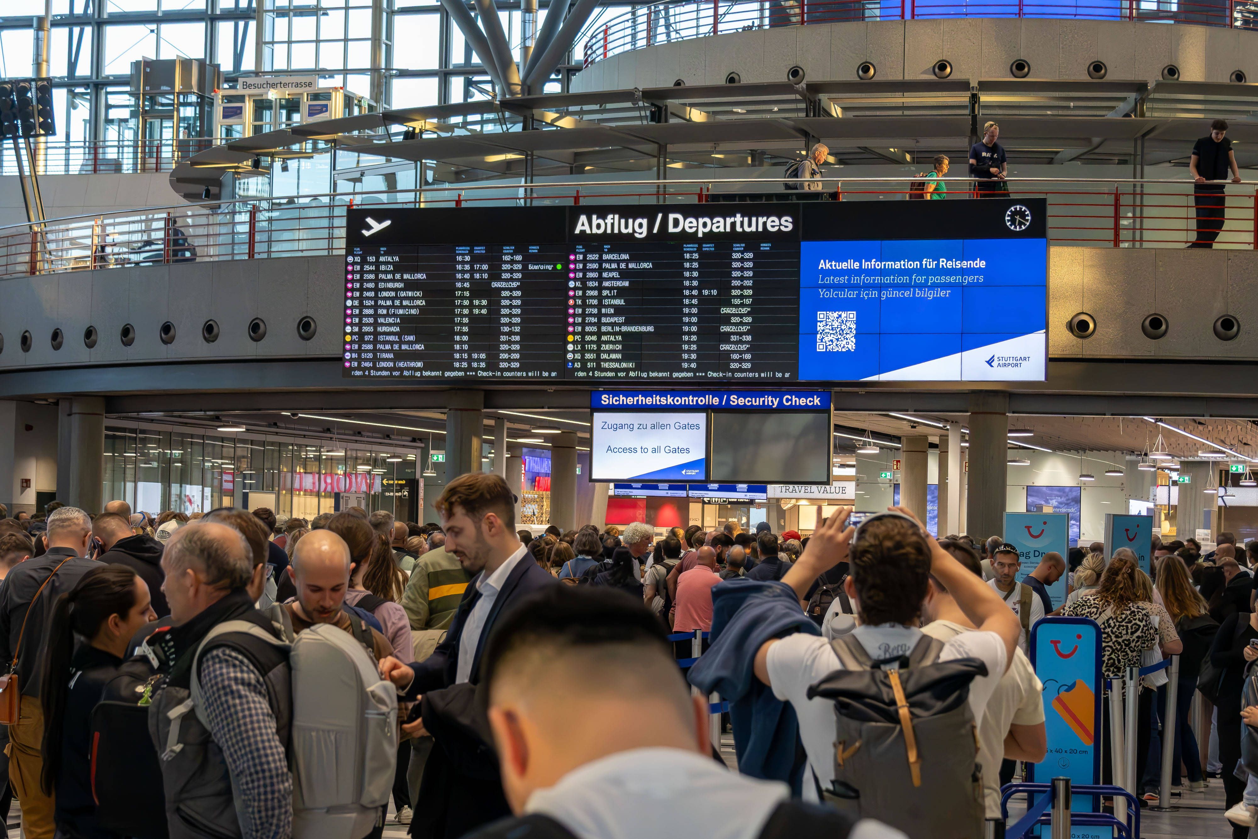 Bomben-Spruch: Wegen Dummschwätzer hängen 3000 Passagiere am Flughafen Stuttgart fest